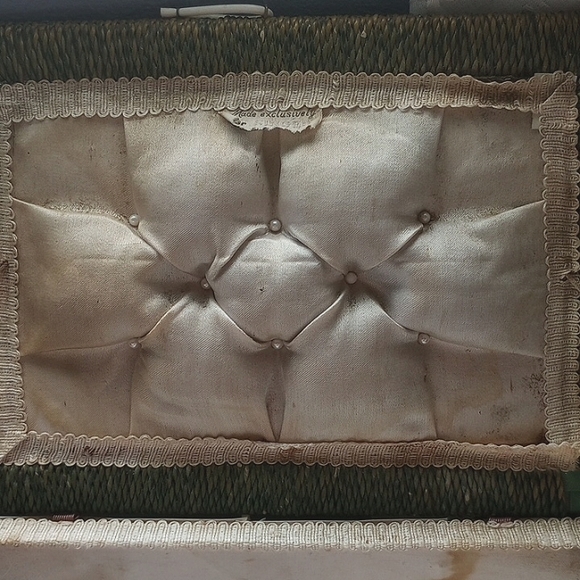 Ol' Vintage Wicker Trunk with Legs & Handle! - Picture 3 of 7